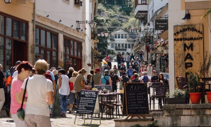 Konfirmohet pikiata e turizmit në muajin korrik, numri i të huajve ra për herë të parë nga pandemia