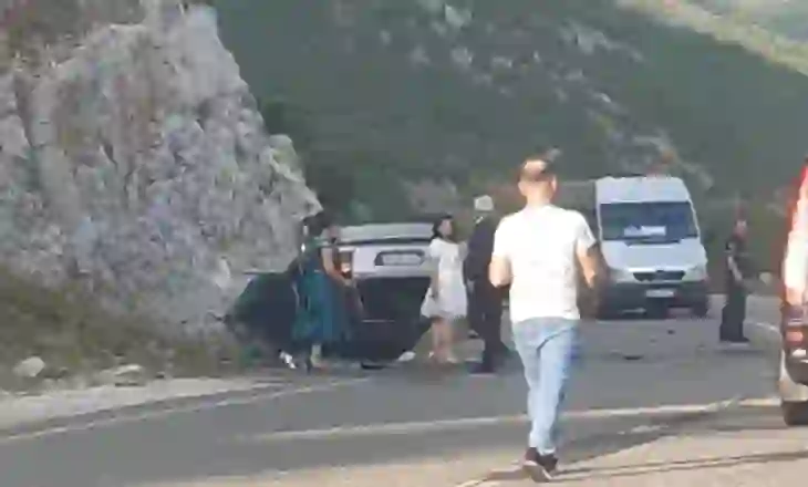 Makina del nga rruga në Bulqizë dhe përmbyset, plagoset shoferi dhe një pasagjer