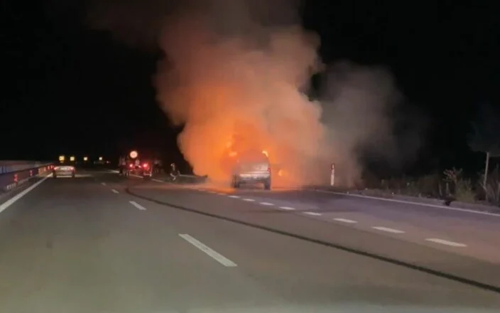 Merr flakë makina në autostradën Fier-Vlorë