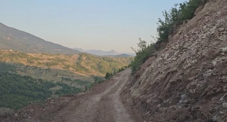 Pa rrugë dhe pa ujë, banorët e këtij fshati kërkojnë ndihmë prej 3 dekadash