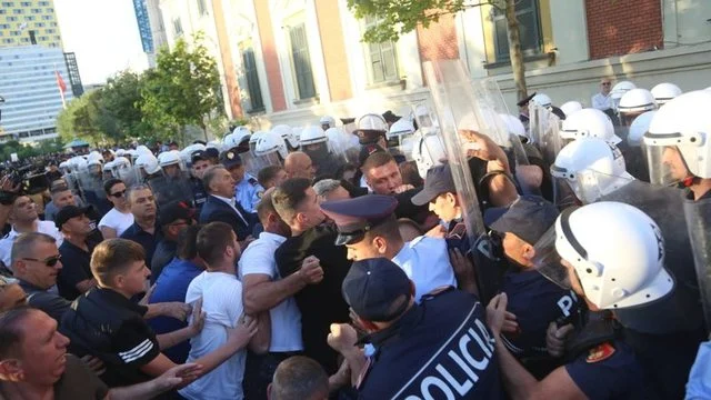 Protesta para bashkisë së Tiranës, ja rrugët që do bllokohen