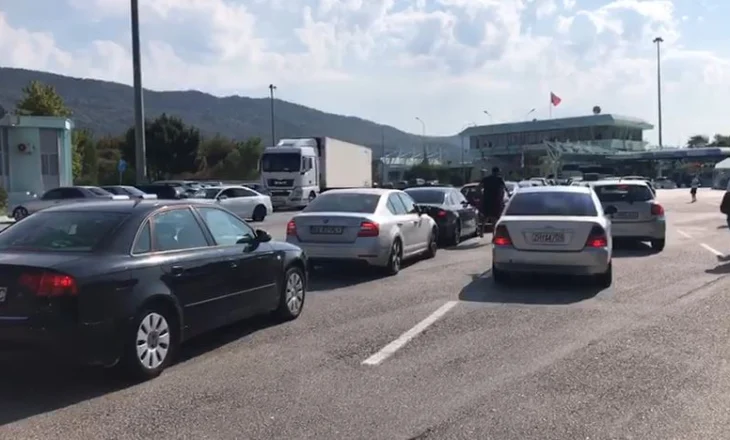 Pushimet drejt fundit/ Emigrantët shqiptarë kthehen në shtetin grek, fluks i lartë i këmbësorëve dhe automjeteve në Kakavijë  (VIDEO)