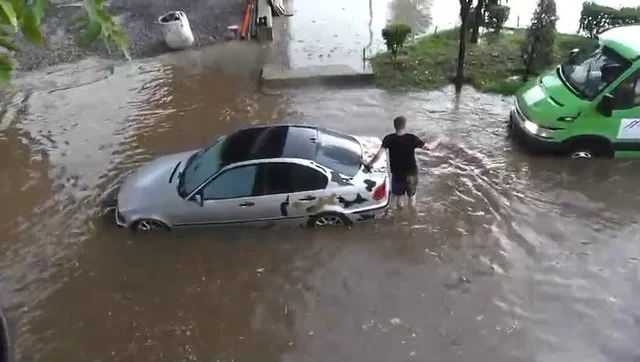 Reshjet në Librazhd përmbysin lagje dhe rrugë, ndërpritet edhe energjia