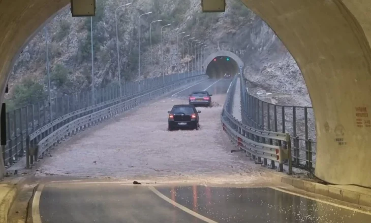 Rruga e Arbrit në gjendje të mjerueshme, pak minuta shi dhe tunelit të Murrizit i “shpërthejnë” ujërat (Foto/Video)