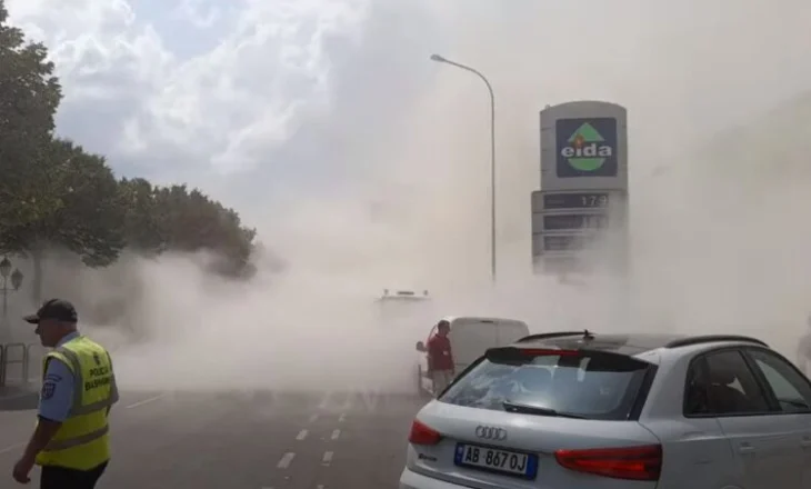 Shembet pallati tek “Brryli”, pluhuri pushton të gjithë zonën