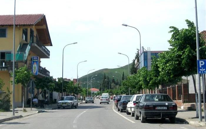 Të shtëna me armë zjarri në drejtim të një “Audi” të blinduar në Bushat