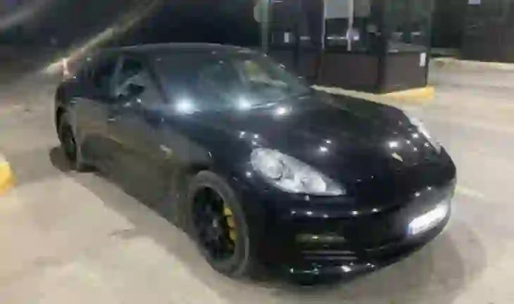 Tentoi të kalonte kufirin me Porsche Panamera të vjedhur, arrestohet 29-vjeçari shqiptar