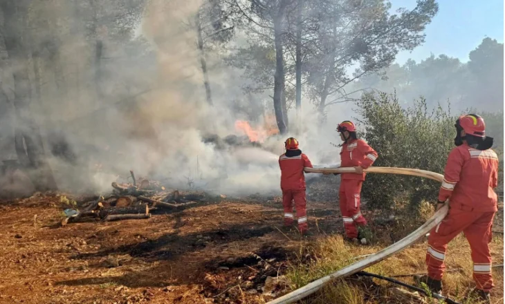 The army in help of the firefighters to put out the fires in Ura Vajgurore