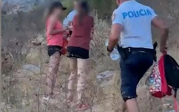 (VIDEO) Humbën rrugën në zonën malore, shpëtohen dy turistet çeke në Nivicë