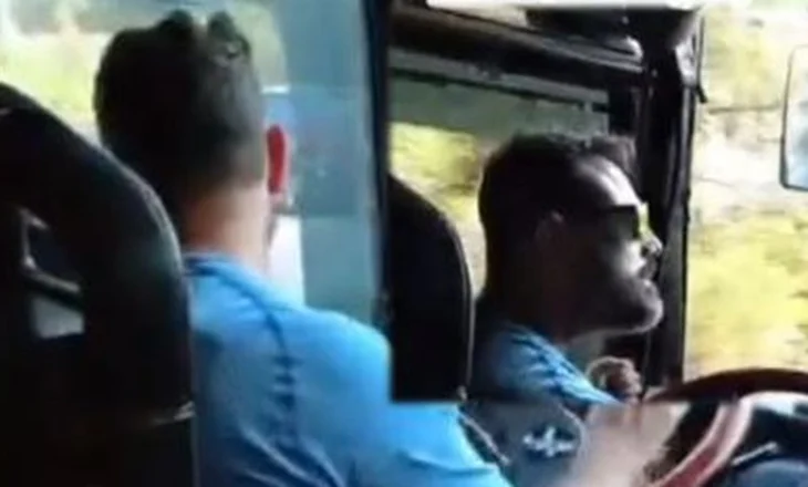 VIDEO- “Mihali i Korfuzit”/ Pasagjerët e autobusit në PANIK, shoferi lëshon timonin: Dilni jashtë se ju q* r***