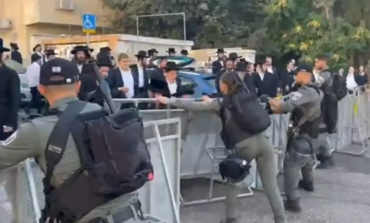 Video/ Përleshje në protestën e hebrejve besimtarë kundër rekrutimit në ushtri (fotot)