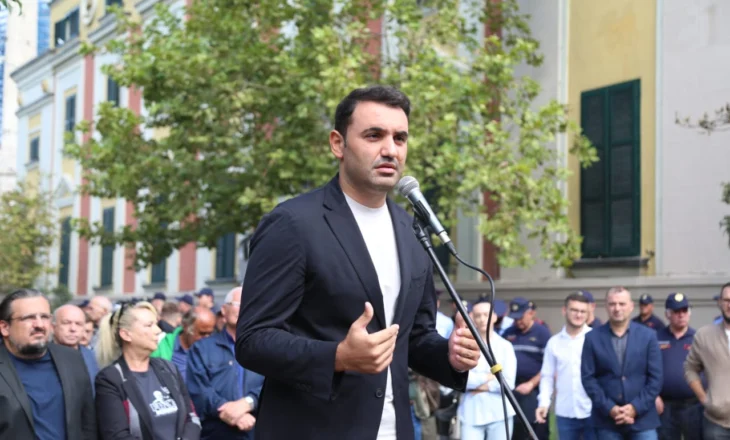 “Bashkohuni me aksionin tonë, ta intensifikojmë qëndresën me akte”- Protesta e opozitës para bashkisë/ Belind Këlliçi: Aktakuza ndaj Berishës është e turpshme, po mbahet në arrest pa prova