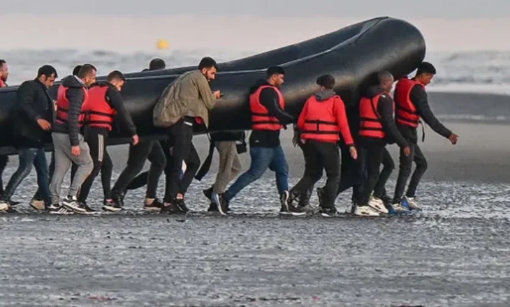 “Erdha me një varkë të vogël” emigranti shqiptar për mediat angleze: Më mësuan se si të mashtroj sistemin