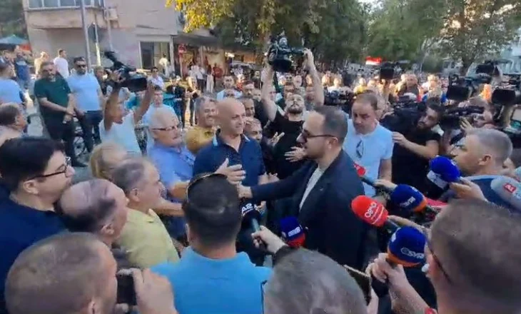 “Ervin, mos u dorëzo”- Mbështetësit mblidhen para Policisë së Tiranës, përshëndetje dhe përqafime me deputetin demokrat