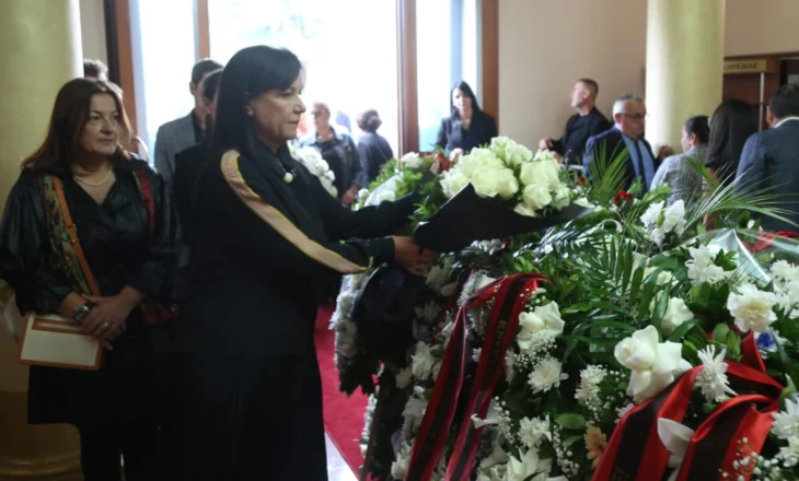 Homazhet në ndër të Gerti Bogdanit/ Linda Rama merr pjesë në ceremoninë e organizuar në Parlamentin e Shqipërisë