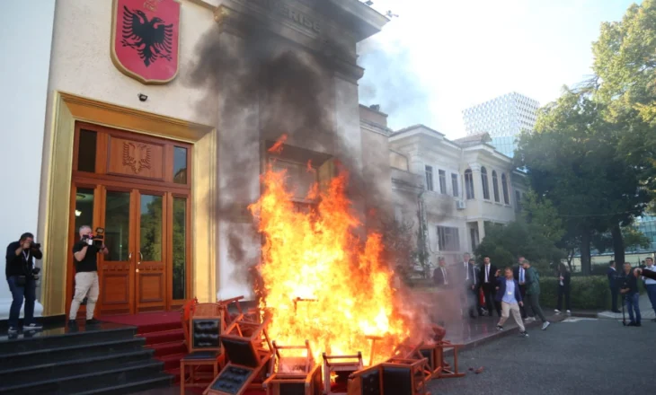 “I kanë hapur luftë opozitës”- Ervin Salianji mbështet nga qelia formën e protestës në Parlament: Përgjigjen do ta marrin nga shqiptarët