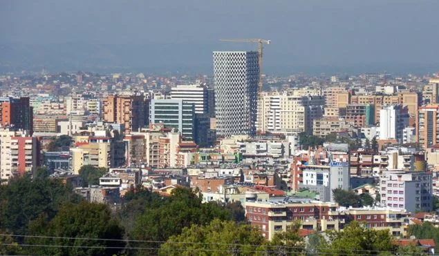 “Ka një batërdi ndërtimesh”- Çmimet e larta të apartamenteve, Dorian Teliti: Kostoja do të ulej nëse…