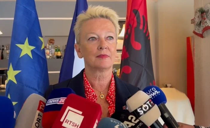 “Mbështesim rrugëtimin e Shqipërisë drejt Bashkimit Europian”- Ambasadorja e Francës nga Korça: Ja çfarë më tha Emmanuel Macron një vit më parë