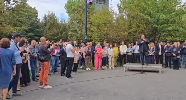 Nis protesta para Bashkisë së Tiranës, mbahet 1 minutë heshtje në nderim të Gert Bogdanit