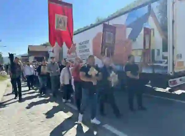 Një grup serbësh protestojnë para stacionit të Policisë në Zubin-Potok