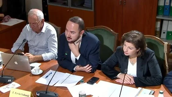 “Një nga aplikantët për kreun e Policisë e keni në kërkim, thirrini në intervistë dhe arrestojeni”- Salianji: Jeni bërë gazi i botës, ligji ka sjellë karagjozë TikTok-u