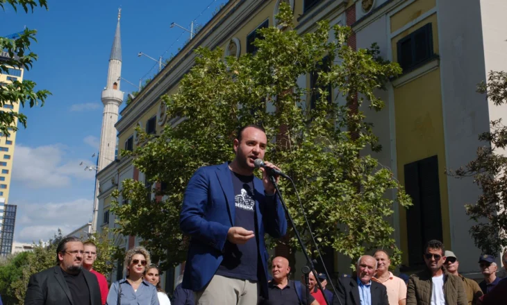 “Nuk hetohet Balluku, pavarësisht se ka 75% të buxhetit”- Protesta e opozitës para bashkisë, Klevis Balliu: Kjo është opozitë që nuk shitet e blihet! Denoncojmë kriminelët dhe pazaret