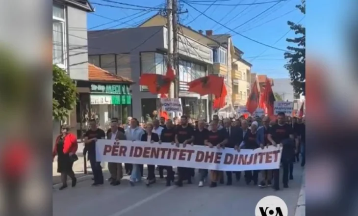 ‘Për ‘identitet dhe dinjitet’ dhe kundër diskriminimit’/ Shqiptarët e Luginës marshojnë në jug të Serbisë