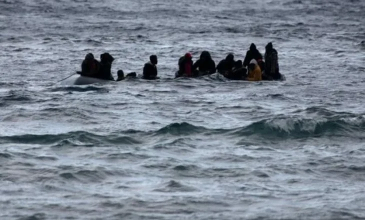 Përmbyset varka me emigrantë në ishullin Kos, një grua humb jetën ndërsa shpëtohen 15 të tjerë