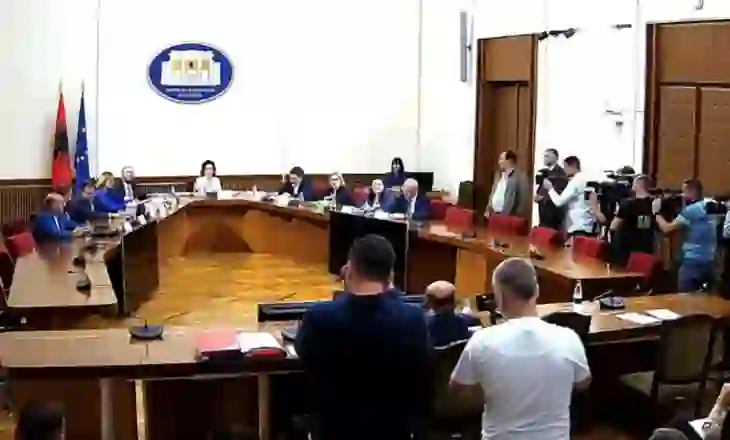 “Po hedh baltë mbi mua”, Vullnet Sinaj përplaset me Bardhin te ‘Mandatet’: Pse more para nga buxheti i shtetit?