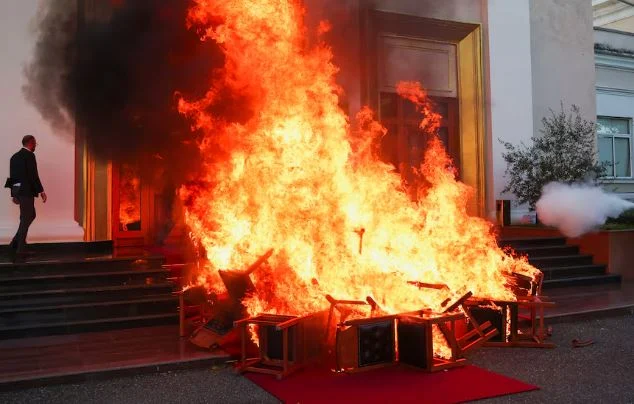 “Reuters” pasqyron kaosin dhe tensionet në Kuvend: Deputetët e PD protestuan kundër burgosjes së Ervin Salianjit, dogjën karriget jashtë parlamentit