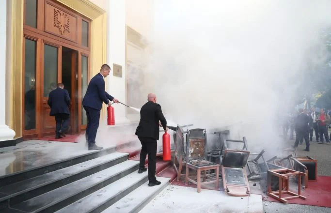 “Shenjë proteste për burgosjen e Salianjit”/ BIRN: Pas ‘një paqeje’ të shkurtër, Kuvendi rikthehet në arenë tensioni