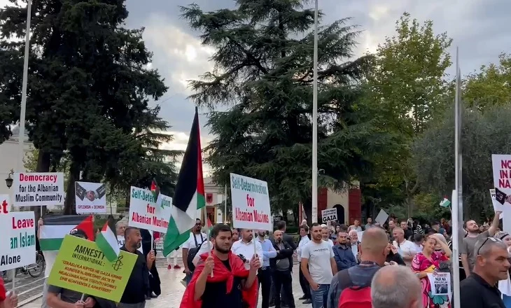 “Shteti Bektashi”/ Shoqatat Islame protestë para Komuniteti Mysliman