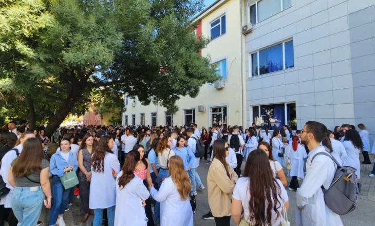 Studentët e Mjekësisë, 3 vite punë të detyruar ose paguajnë tarifën e plotë të studimit! Ç’përmban ligji i ri dhe procedura që do të ndiqet pas përfundimit të Universitetit