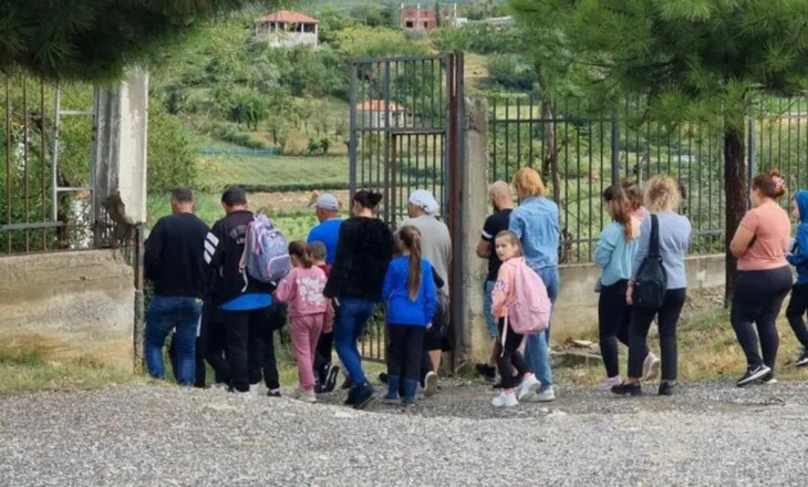 Ulja e numrit të nxënësve, bojkohet mësimi në Klos, shkak klasat kolektive