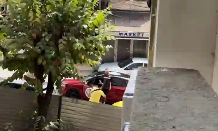 VIDEO- Po çonte PIZZA tek lagjia “Aktashi” në Prishtinë, punonjësit të “delivery-t” i vendoset arma në kokë