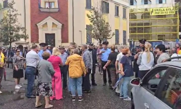 VIDEO/ Protesta e opozitës para bashkisë së Tiranës, krijohet kaos dhe trafik