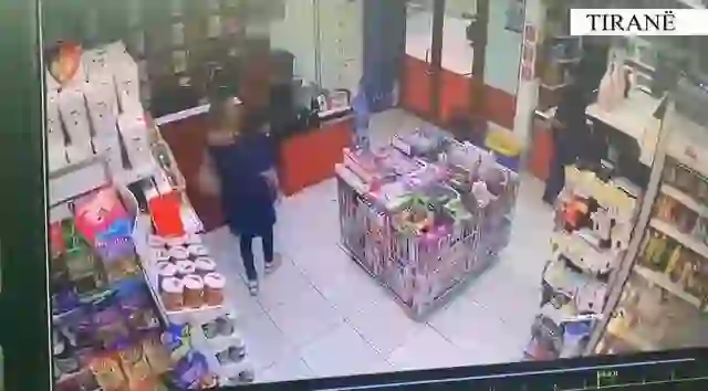 VIDEO: Tentoi të rrëmbente 2-vjeçaren në një market në Tiranë? Policia: Një grua në kërkim