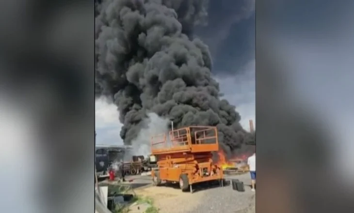 Zjarr në zonën industriale të Bradasheshit, digjet fabrika e plasitikës, dyshohet për viktima