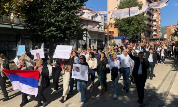 Akuzohet për ‘ngacmim’/ Protesta në Mitrovicën e Veriut kundër arrestimit të liderit të partisë Demokracia Serbe