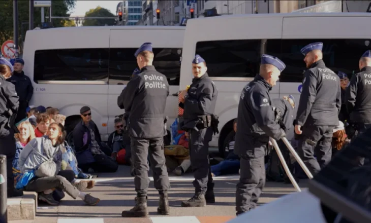 Arrestohet një aktiviste në protestën për subvencionimin e karburanteve fosile në Bruksel