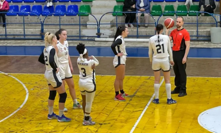 BASKETBOLL FEMRA/ Teuta-Vllaznia starton me 3 orë vonesë, në fund festojnë shkodranet