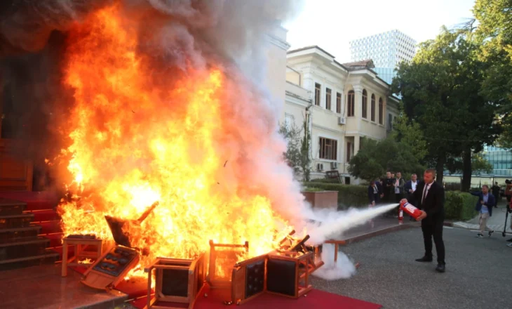 Djegia e karrigeve dhe kaosi në Kuvend, reagon ambasada e SHBA: Veprime të tilla të dëmshme s’kanë vend në procesin demokratik! Të angazhohen në dialog