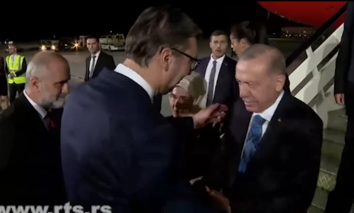 Erdogan mbërrin në Beograd, pritet nga Vuçiç