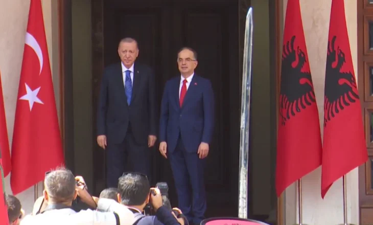 Erdogan mbërrin në Presidencë, pritet nga kreu i shtetit, Bajram Begaj në një ceremoni shtetërore