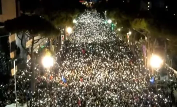 “Është dita e veprimit”- Luçiano Boçi: Qytetarë mos mungoni në protestë! Kërcitja e shembjes ndjehet kudo dhe është shpërndarë me tmerr në çdo skutë pushteti