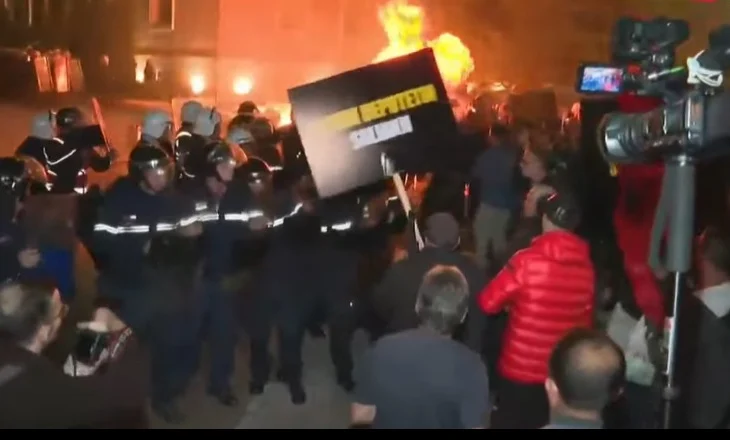 FOTO/ “Burgu juaj, medalja ime”- Protestuesit në shesh me pankarta me portretin e Ervin Salianjit në duar