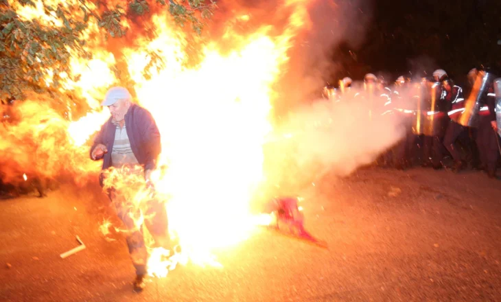 FOTOLAJM/ Hedhja e molotovëve para selisë së Partisë Socialiste, protestuesi përfshihet nga flakët gjatë tubimit