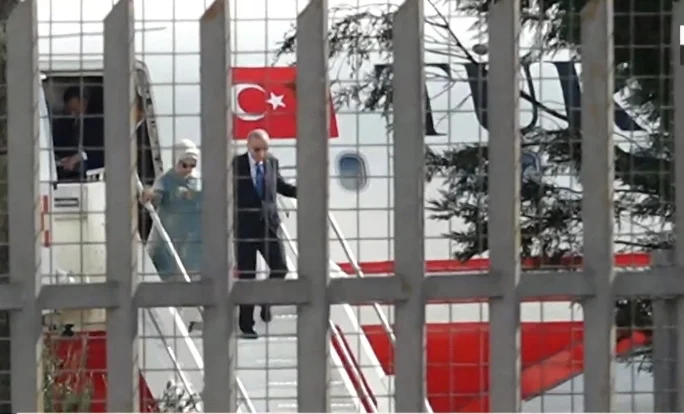 FOTOLAJM/ Mbërrin në aeroportin e Rinasit Erdogan, shoqërohet nga bashkëshortja e tij