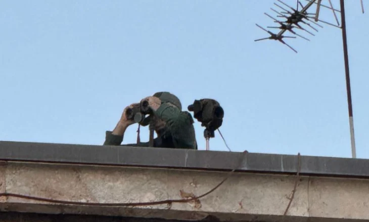 FOTOLAJM/ Të pozicionuar në tarracën e kryeministrisë, punonjës të Gardës monitorojnë me dylbi protestuesit