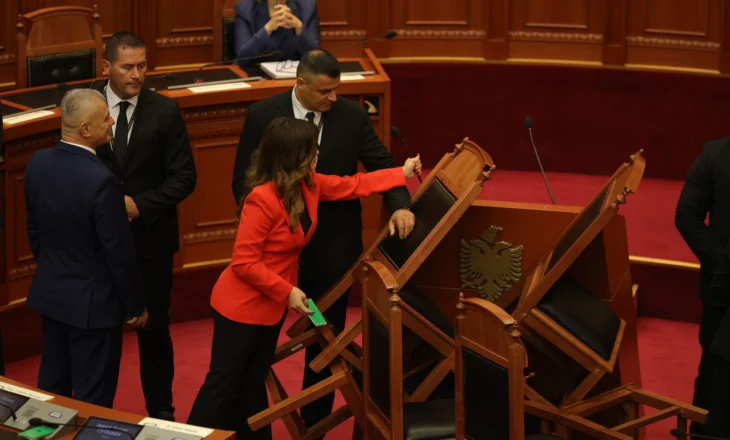 Heavy tensions in the parliamentary session in Tirana; The opposition tries to burn chairs inside the building surrounded by protesters